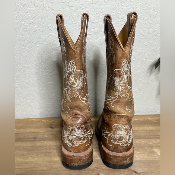 Cheyenne Brown distressed leather boot with floral engrave design size 6 M - Picture 7 of 15